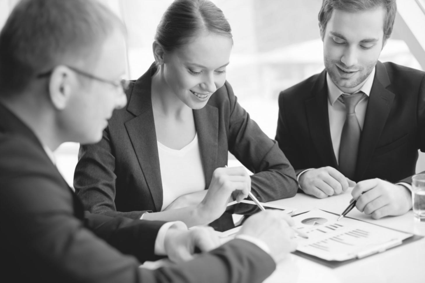Trading-Experte bei der individuellen Beratung mit Kunde am Bildschirm